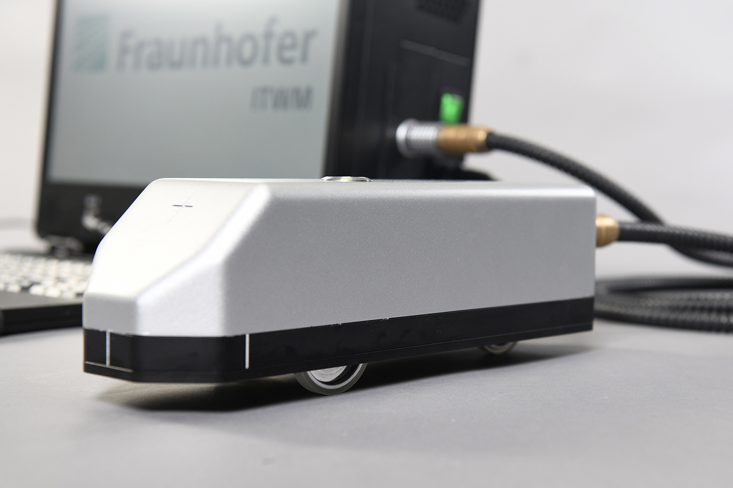 Hand-held terahertz sensor